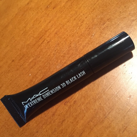 MAC In Extreme Dimension 3D Black Lash Mascara - Picture 3 of 6
